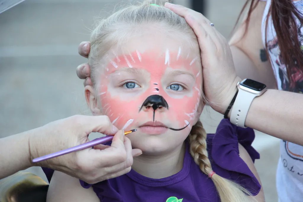 ASUNewport's tweet photo. Thanks to all our community members that came to our Newport campus for free music, games, food and FUN! Special thanks to our employees for helping with the activities and ACE for entertaining the crowd! #ASUNewport #ASUNAviators #ItsTimeToSoar #LetsSoar https://t.co/bRKKC7yaz9