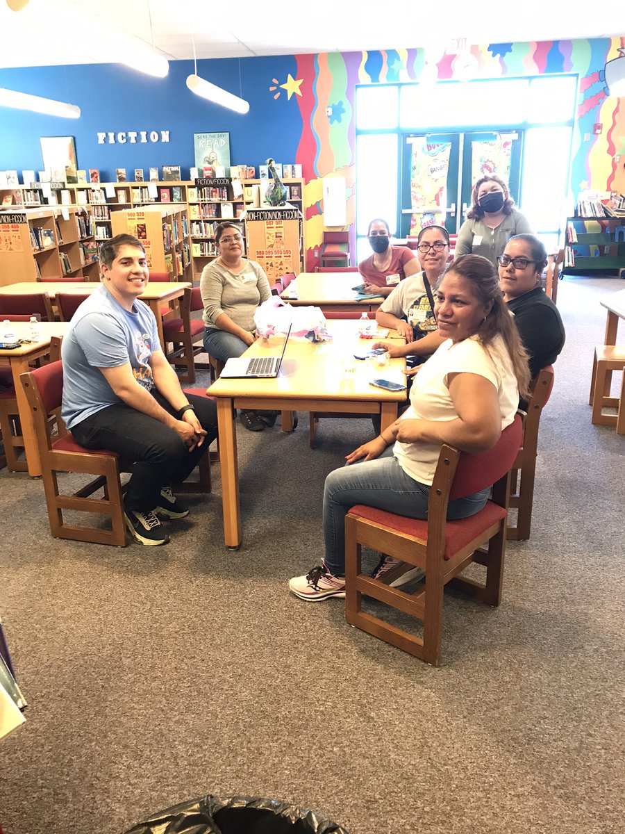 Mr Perez and our Parent Champions at Bernice Hart Elementary @PerezLarryG @APFMartinez4 @HartElemAISD #hartelementary #parentchampions #aisd