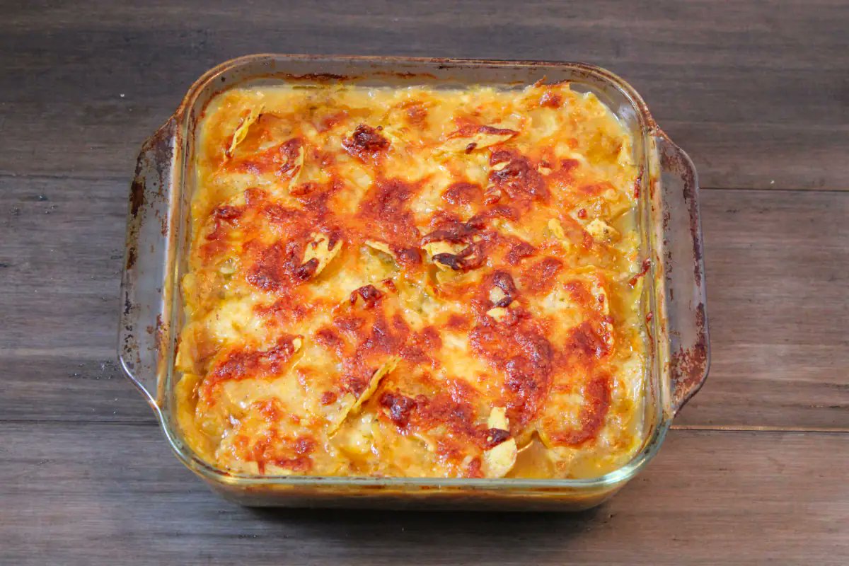 FreshCookedFun's tweet image. I shredded the leftovers from my smoked chicken, and make an enchilada casserole!   It uses a green enchilada sauce made from tomatillos from my garden.  I couldn&apos;t find any oaxaca cheese, so I used mozzarella.   #Cooking #dinner
