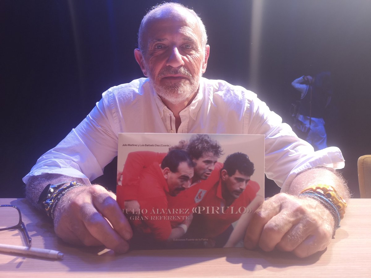 Chami_Rugby's tweet photo. 🗣️ "Jugar al rugby es lo más divertido del mundo, cuando y contra quien sea".

Una de las frases que nos ha brindado nuestro amigo Julio Álvarez 'Pirulo' en la presentación de su libro. 

¡Gracias por tanto, 'Piru'!

🏳️🏴#UnClubComoNinguno https://t.co/TR3bA0NC4K