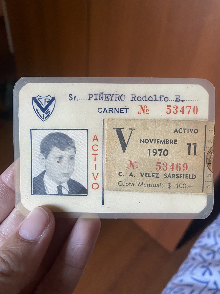 FlorChiora's tweet photo. Hace MUCHO tiempo encontré esto cerca del Club. En su momento lo publiqué en Facebook para que llegue a su dueño/familia y no hubo éxito. Lo guardé en una caja y hoy acomodando cosas, apareció. Hagámoslo llegar a dónde corresponda.
Me ayudan a difundir? #Velez https://t.co/UQyn8DbWtL