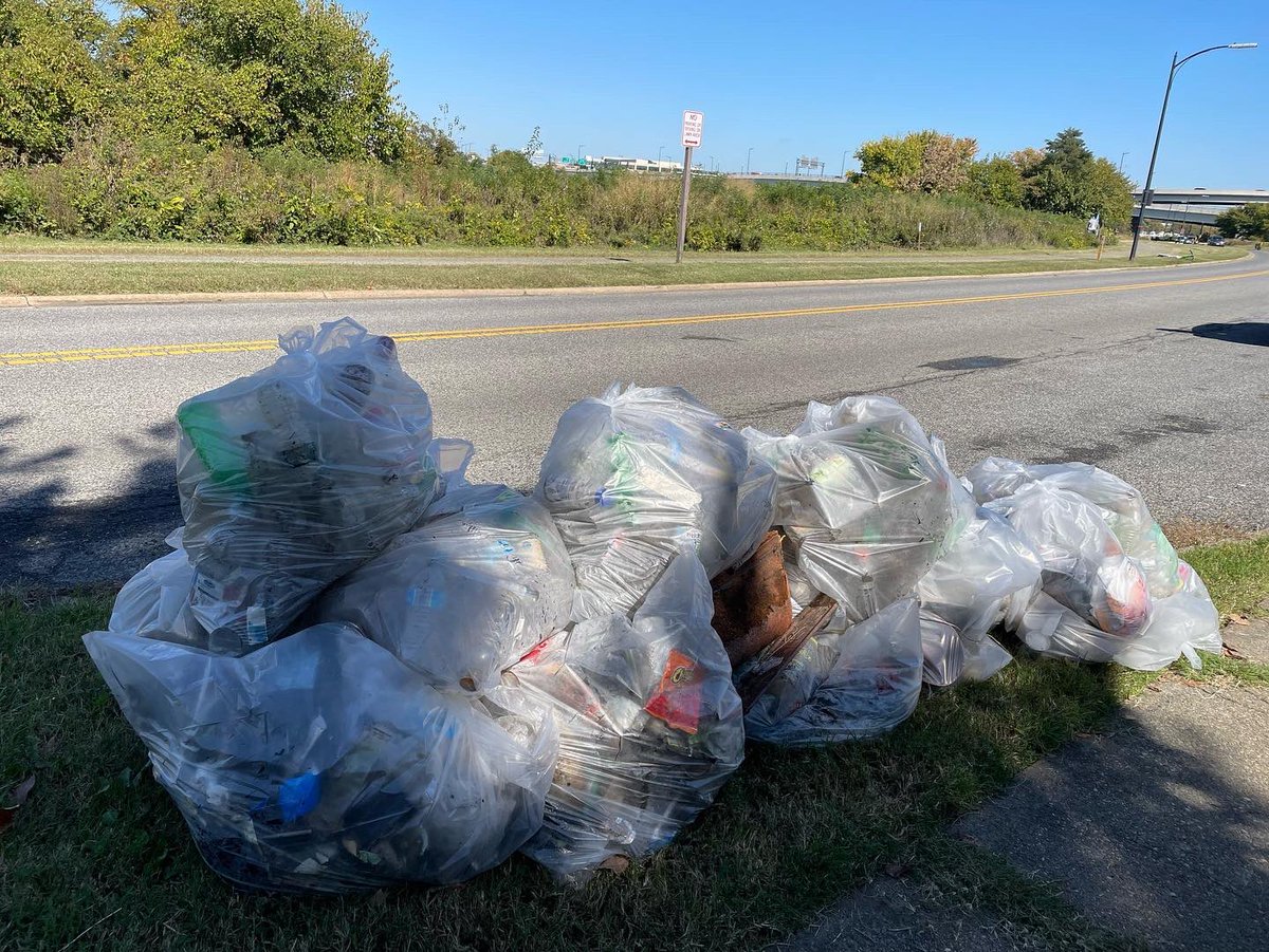 AnacostiaRrkper's tweet photo. Thanks to the fantastic volunteers who collected 202lbs of trash at Anacostia Park this morning! 

This cleanup was sponsored by Two for the Trails @AthleticBrewing. 

#ComeToTheRiver #CleanWaterwaysCleanup #AnacostiaRiverConnect https://t.co/5PA6sG65op