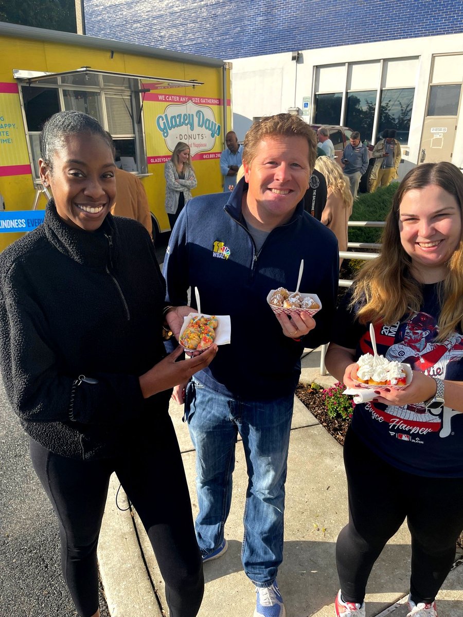 secuMD's tweet photo. SECU joined @wbaltv11 in their Day of Kindness today! They spent time writing kindness cards for local 1st responders &amp; teachers, and painting kindness rocks to spread through the community. (We even saw @JNNewtWBAL, @AvaWBAL &amp; @MindyWbal getting in on the action!) #secukindness https://t.co/e1WEcr63c0