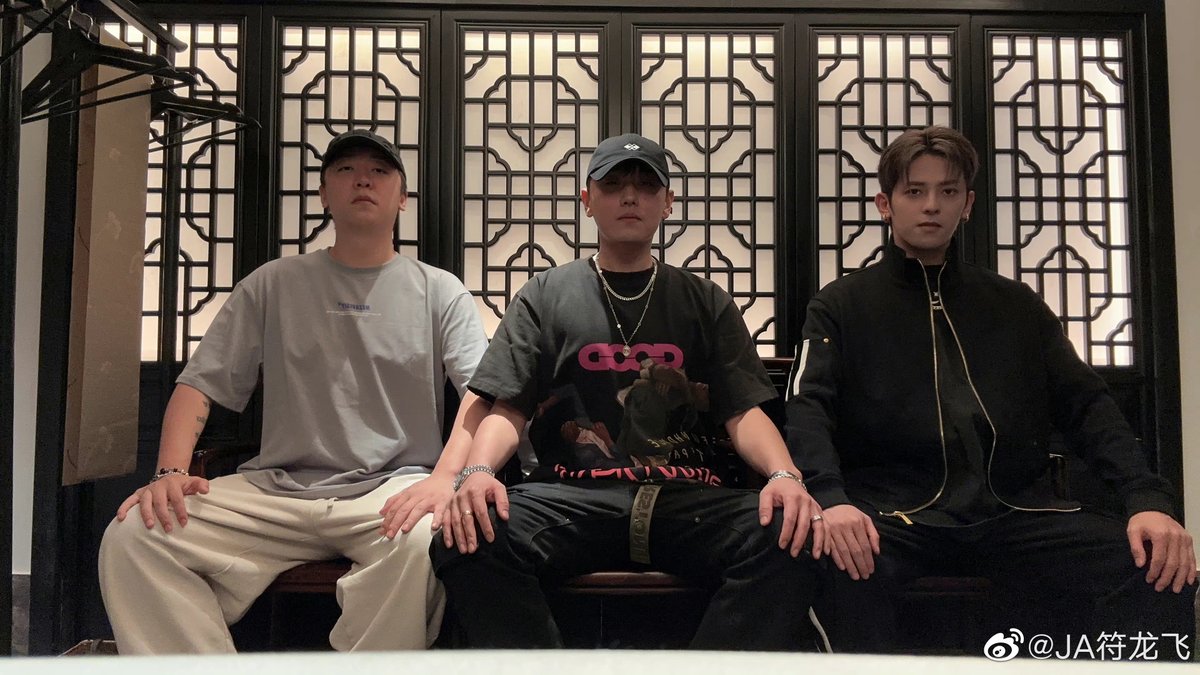 FuLongfeiBR's tweet photo. [🐉] 14.10.2022 - Atualização do JA em seu weibo oficial:

"É inverno, irmãos e irmãs não devem se aquecer juntos 🍻​​​" https://t.co/k39uIEDFKW