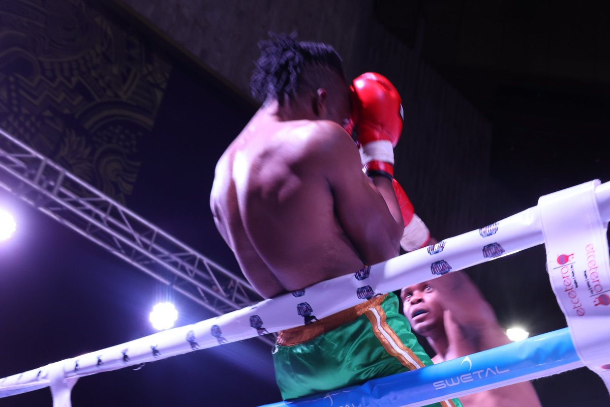 RuwaNews's tweet image. #2nd_Bout.

Evans 'Vanso' Usaiwevhu from the Charles Manyuchi Boxing Academy defeated Adonia Abraham in a welter weight none title fight.

#WBC
#TakeMoney