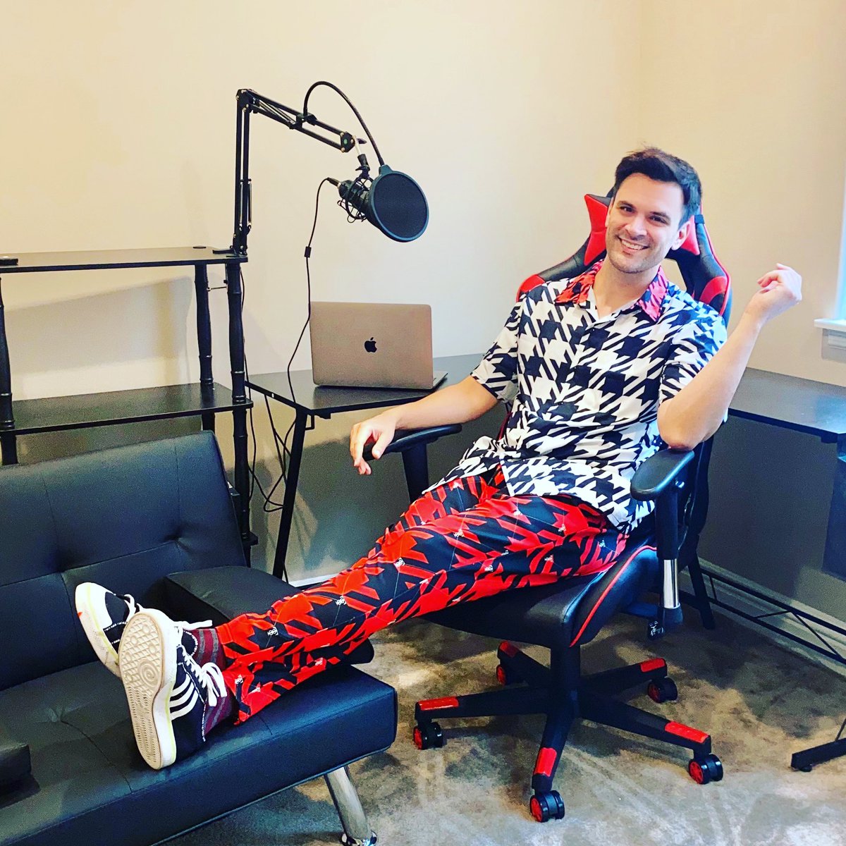 kashhovey's tweet photo. Work, work, work 🎙TGIF
Thank you @TheTeddyBlaze 😎

https://t.co/cqYYN5IEQL

#tgif #friday #studio #teddyblaze #kashhovey #onairwithkash #onairwithkashshow #lynkpr https://t.co/xmVBFsXXMG