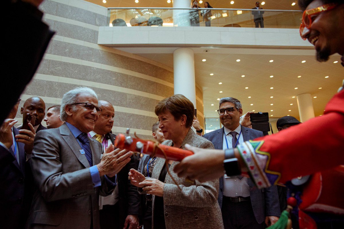 .<a href="/KGeorgieva/">Kristalina Georgieva</a> Managing Director of <a href="/IMFNews/">IMF</a> &amp; <a href="/moroccanneolib/">Abdellatif Jouahri Stan Account 🇲🇦</a> Governor of <a href="/BankAlMaghrib/">Bank Al-Maghrib</a> celebrating Moroccan culture in #music before a working session. 

<a href="/WorldBank/">World Bank</a> #IMFannualmeetings