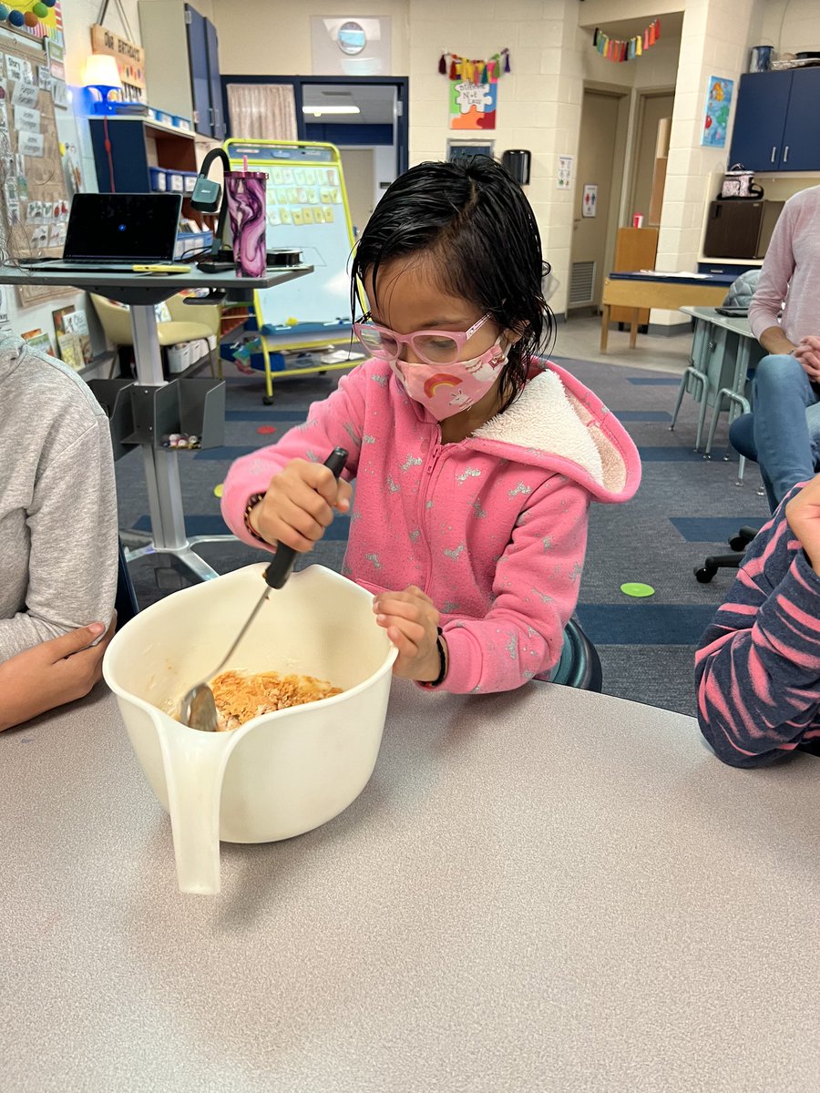 JamiKazdan's tweet photo. Fridays are super fun in Room 2!! We made pumpkin cloud dough today 🎃 #Pumpkin #science @WassWolves https://t.co/EgtGKZ1WoY