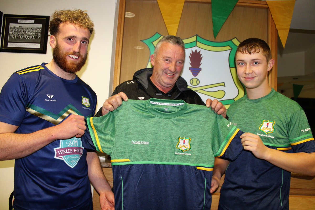 buffersalley's tweet photo. Another generous local business Sean O’Leary Plant Hire presented our footballers with training tops tonight prior to Sunday’s Co Final.
All in Buffers Alley are very appreciative of the continued support from the local community.#clubandcommunity @PlayrFit @SimonBesanson https://t.co/F6HGdNV81L