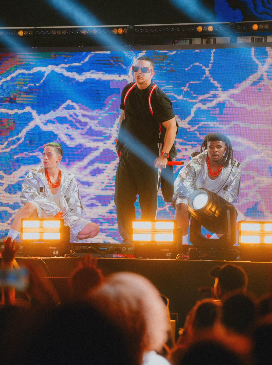daddy_yankee's tweet photo. Noches épicas 🔥🐐 #LaUltimaVueltaWorldTour https://t.co/O4ZbAK2Kpz