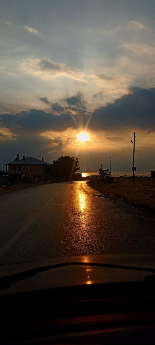 An...
Arada bir kaybolan kafa huzuru için çıktığım içsel yolculuk ile paralel yolda; yol güzel, gün güzel, her şey yaşıyor her an ve her renk makul..Yaşama aşık olmak bir hak ediştir...