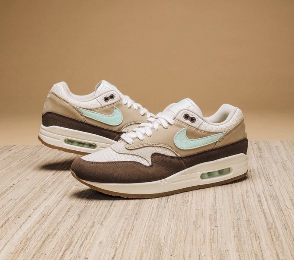 SNKR_TWITR tweet media