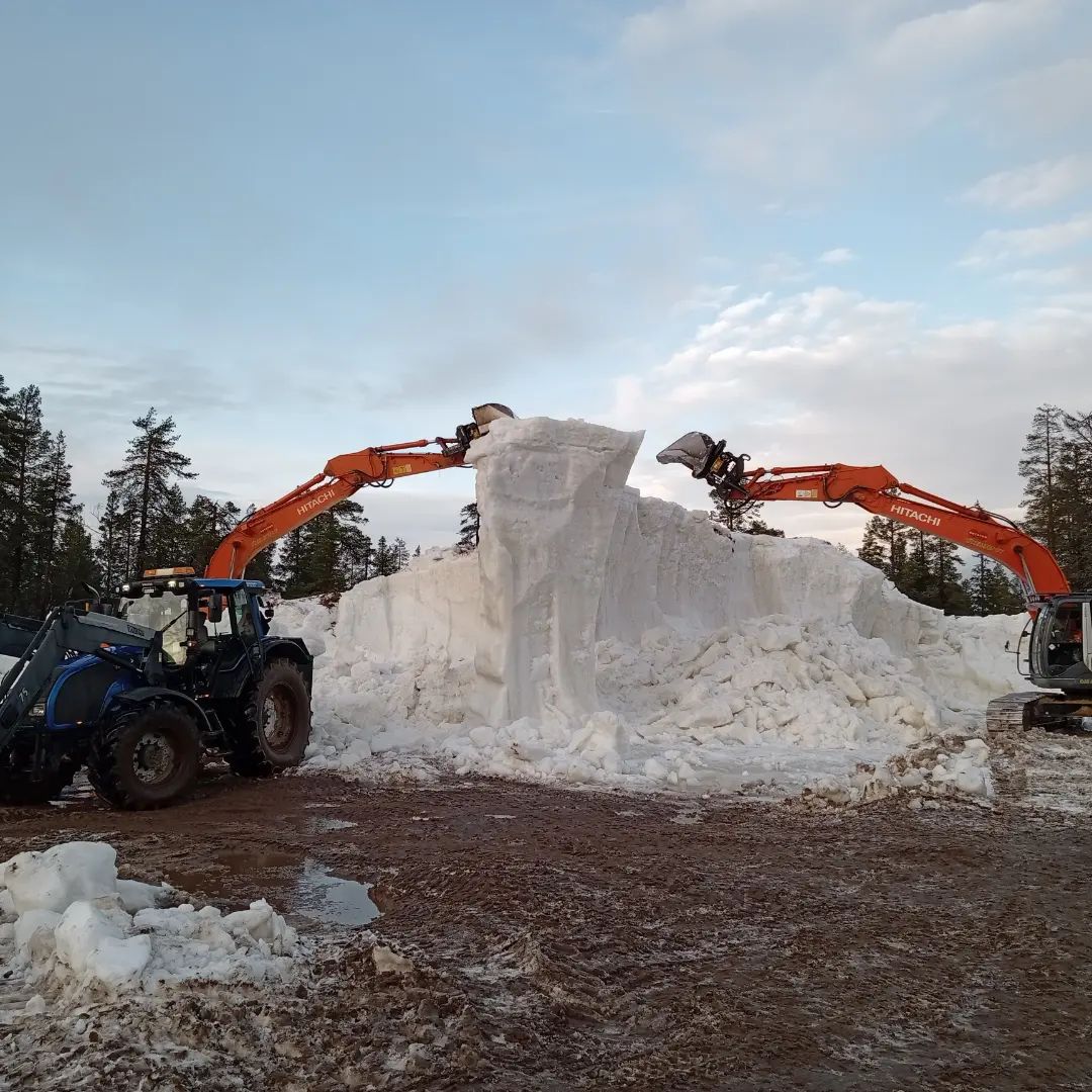 JennyPotae's tweet photo. All new adventure travel awaits on the weekends.🍁❄🚜 #ensilumenlatu #latu #maastohiihto #hiihto #säilölumi #muonio #olos #olostunturi #laplandhotelsolos #laplandhotels #lapland #finland #suomi #visitmuonio #lokakuu #työhommia #lumi #visitfinland ⛷️ https://t.co/ivBYd5oTo9