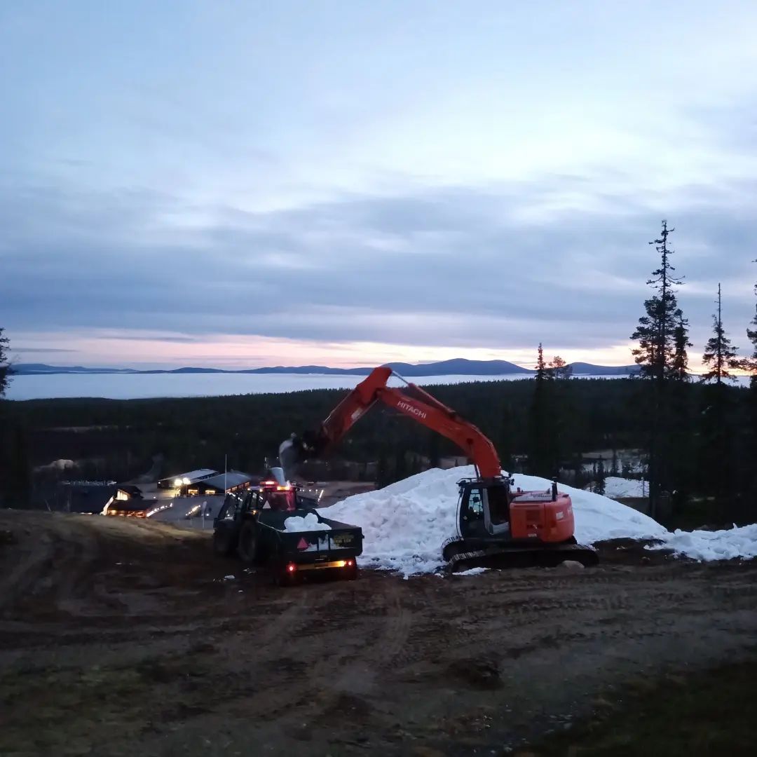 JennyPotae's tweet photo. All new adventure travel awaits on the weekends.🍁❄🚜 #ensilumenlatu #latu #maastohiihto #hiihto #säilölumi #muonio #olos #olostunturi #laplandhotelsolos #laplandhotels #lapland #finland #suomi #visitmuonio #lokakuu #työhommia #lumi #visitfinland ⛷️ https://t.co/ivBYd5oTo9
