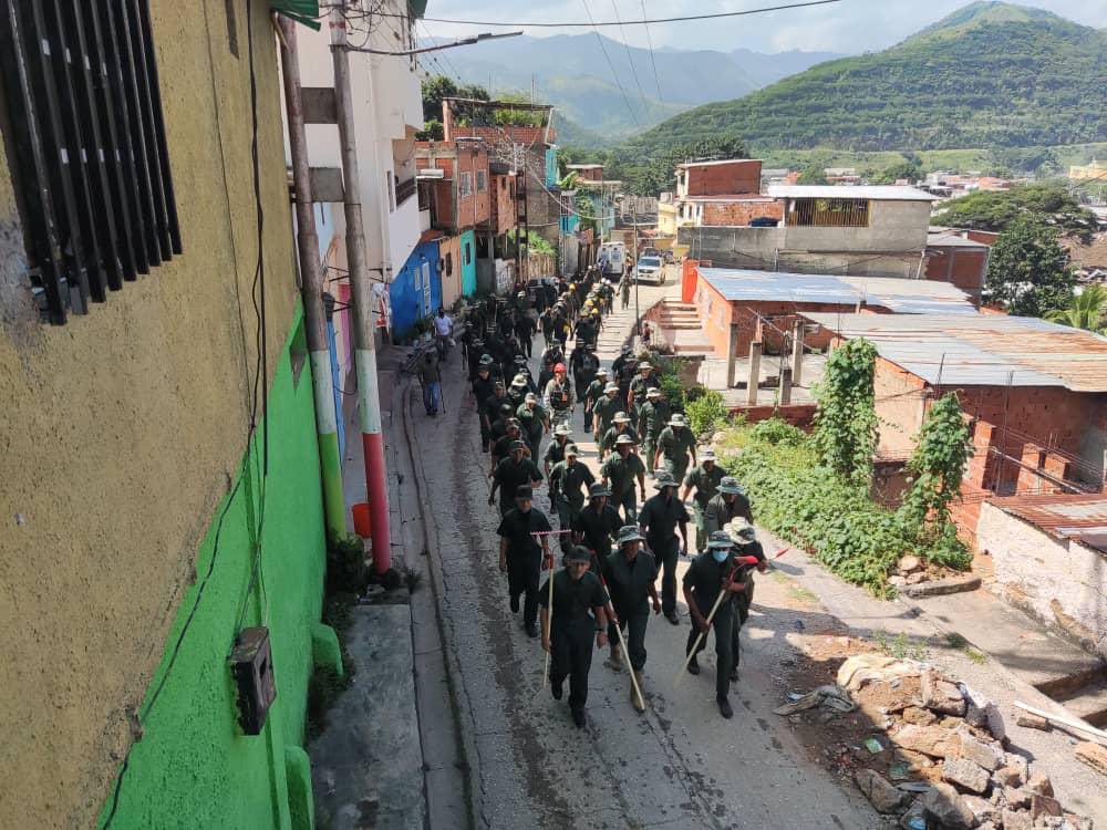 dhernandezlarez's tweet photo. GB Humberto Guglielmelli Morey, Comandante de ZODI de Milicia con sus unidades de reacción en Las Tejerías, rumbo a la montaña, en la atención de nuestro pueblo Bolivariano, dando cumplimiento a las órdenes de nuestro Comandante en Jefe @NicolasMaduro. #LasTejeriasRenacerá https://t.co/jzDkTDytGc