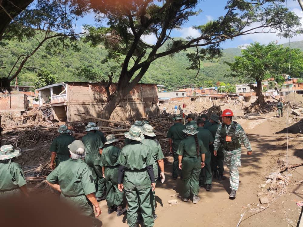 dhernandezlarez's tweet photo. GB Humberto Guglielmelli Morey, Comandante de ZODI de Milicia con sus unidades de reacción en Las Tejerías, rumbo a la montaña, en la atención de nuestro pueblo Bolivariano, dando cumplimiento a las órdenes de nuestro Comandante en Jefe @NicolasMaduro. #LasTejeriasRenacerá https://t.co/jzDkTDytGc