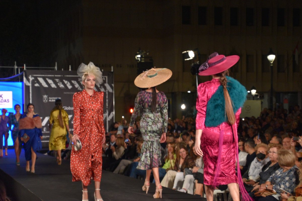dipualba's tweet photo. 🔊‼Nuestro pte., @santicenizate, ha reiterado el compromiso de la #Dipualba con el #comerciolocal de la provincia, en el desfile #ZonadeModa, que ha convertido el centro de 🆎️ en una gran pasarela protagonizada por 7️⃣ comercios albaceteños en #ABF32🤩
🌐https://t.co/HPbpoWZbdF https://t.co/uWv8DUPdgQ