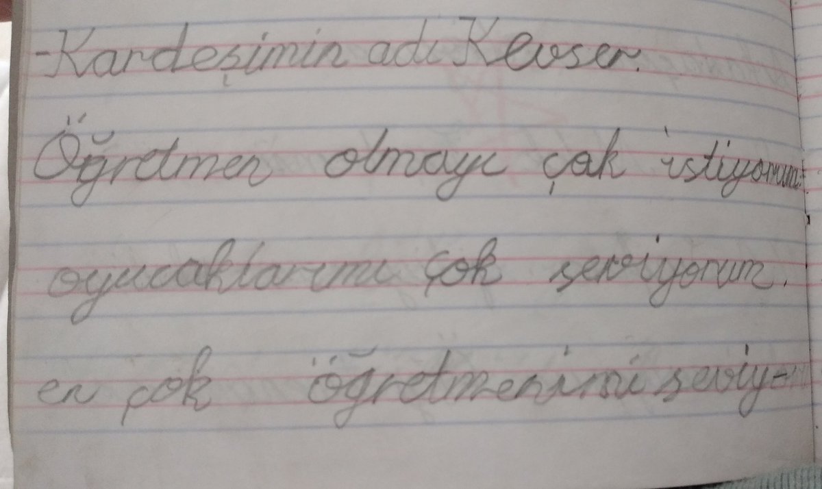7 yaşındaki küçük Melek'in öğretmen olma hayali de bir öğretmenini çok sevmesiyle defterinin satırlarına böyle yansıdı: