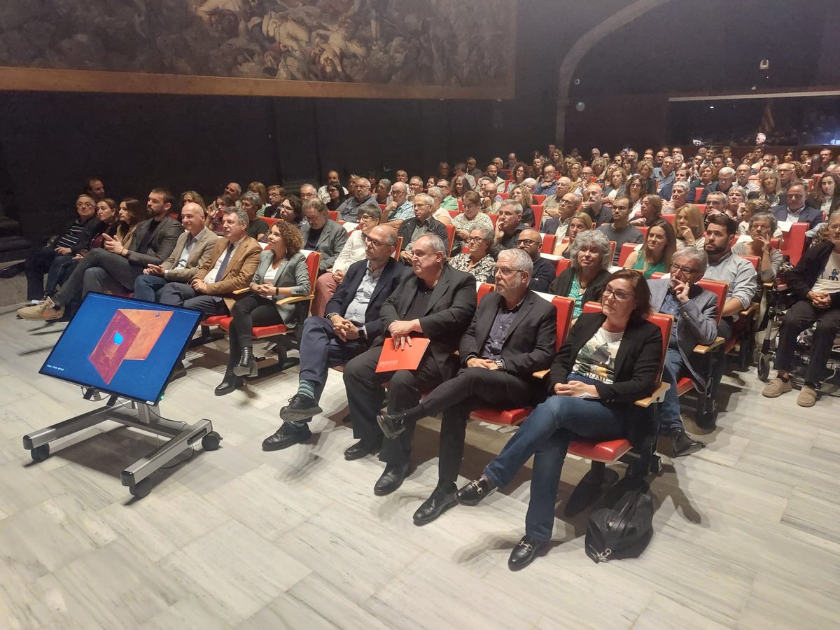 govgirona's tweet photo. L'#AuditoriIrla ha acollit el lliurament de les #Mosques2022 que organitza #CPCGirona @periodistes_cat, la #delegada @laia_co hi ha participat.

👏🏼Enhorabona a les persones guardonades i, en especial, al cap de premsa i protocol de la @gencatgirona @quimllado per la #MoscaGrossa. https://t.co/xLyn8XYwDI