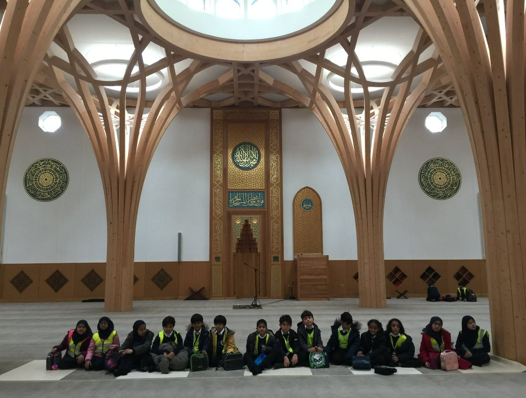 LutonOakwood's tweet photo. Our Year 4, 5 &amp; 6 children visited Cambridge Mosque where they learnt about its sustainability and how the mosque was made. What a fantastic example of eco architecture! #sustainability #environment #mosque #architecture 🕌🌲 https://t.co/JUf738QaWO