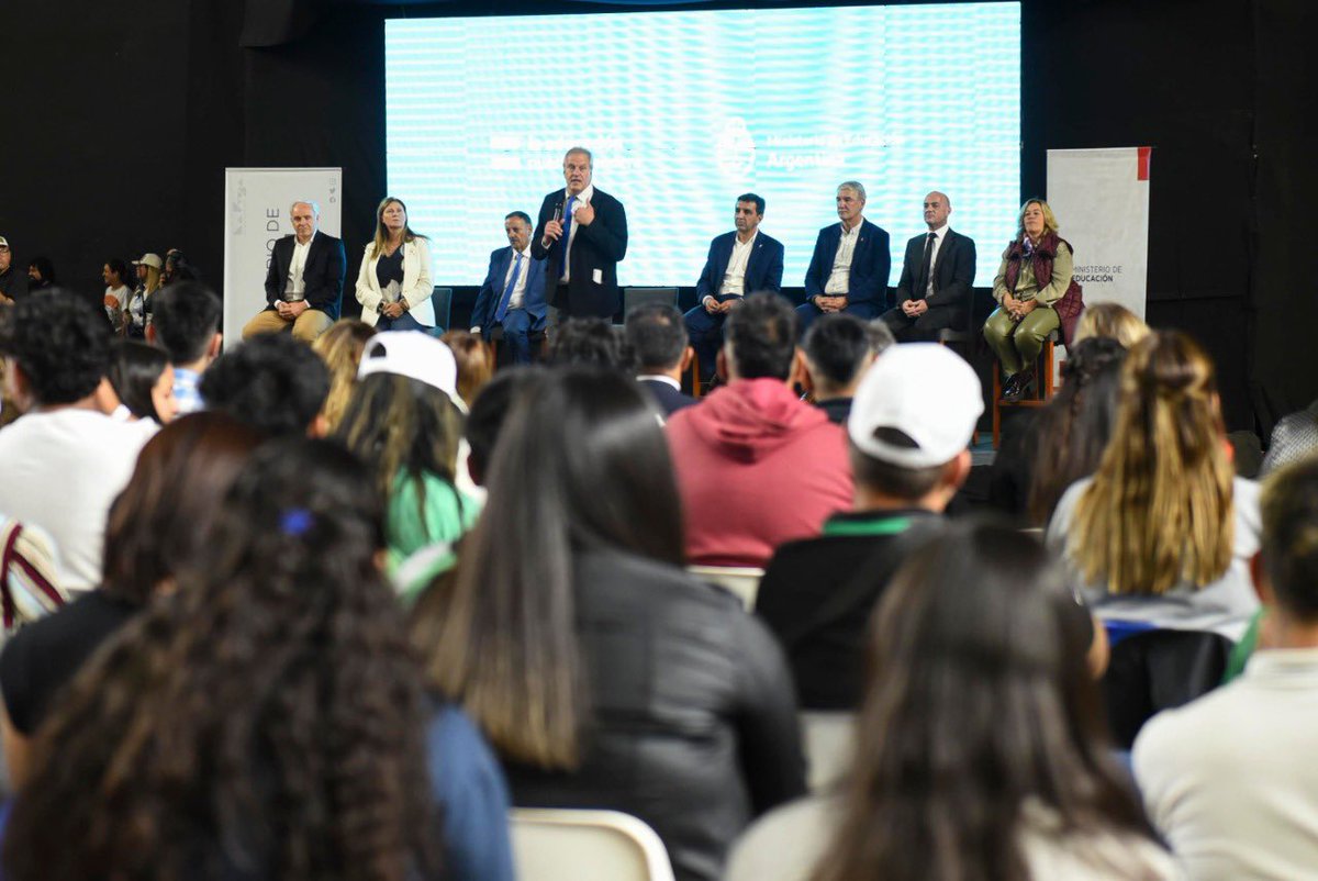 Con el gobernador de La Rioja, <a href="/QuintelaRicardo/">Ricardo Quintela</a> participamos del Primer Congreso Federal de Centros de Estudiantes del Norte Grande, donde escuchamos lo que piensan y proponen las y los jóvenes. Los debates sobre el sistema educativo deben tenerlos en el centro.