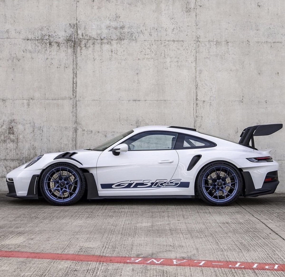 carpxrnpicx's tweet photo. GT3RS w/ Weissach Package https://t.co/EExWMT8ZJ3
