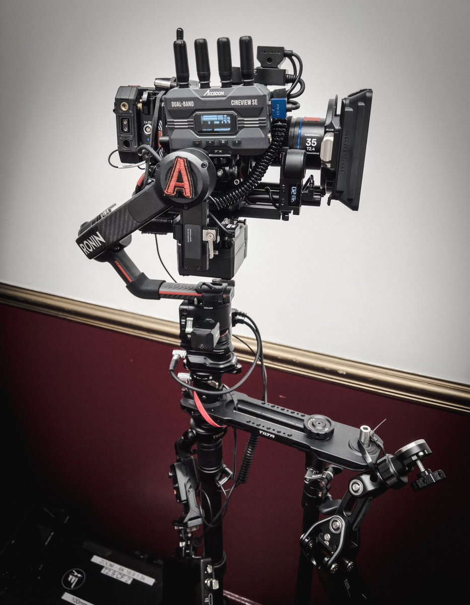 hangmanlondon's tweet photo. A CAM 🎥
@R3D RED KOMODO
@laowa_lens #NANOMORPH lenses
@DJIGlobal #RS3Pro + #TiltaFloat
@accsoon_cine #Cineview https://t.co/sRYBwZoMMN
