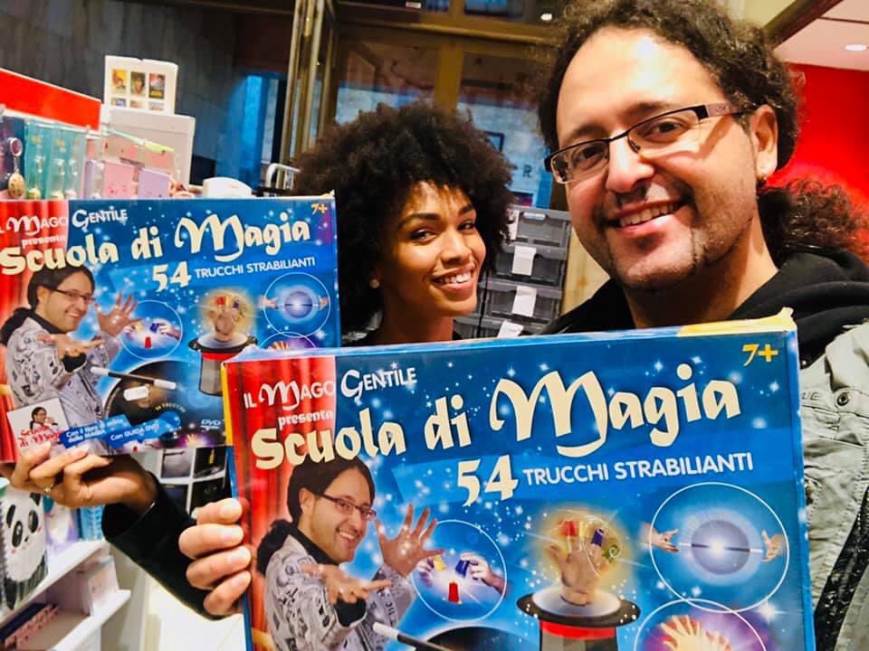 MagoDaLegare's tweet image. Curioso di conoscere il mondo della Magia? Da Amazon a eBay fino agli scaffali dei negozi… i mezzi sono tanti per riuscire a procurarvi uno dei miei libri o magic set. Buon studio! 🎩😉 #magogentile #magicset #magic #magicbook