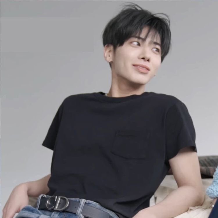 maklowiczus's tweet photo. i want to send taehyun’s pic to my crush and tell her that she lost to him https://t.co/F6ErVNphJ1