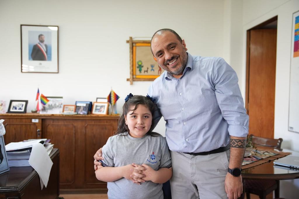 ProfMarcoAvila's tweet photo. Muy agradecido y emocionado con la visita de Maureen, estudiante de 2º básico que, junto a su mamá, decidió venir a visitarme por el Día del Profesor. Para tod@s quienes hemos ejercido esta hermosa profesión, el cariño de las y los estudiantes es sin duda el mejor regalo❤️ https://t.co/WyIVdl04Qf