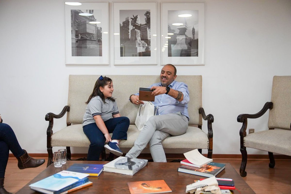 ProfMarcoAvila's tweet photo. Muy agradecido y emocionado con la visita de Maureen, estudiante de 2º básico que, junto a su mamá, decidió venir a visitarme por el Día del Profesor. Para tod@s quienes hemos ejercido esta hermosa profesión, el cariño de las y los estudiantes es sin duda el mejor regalo❤️ https://t.co/WyIVdl04Qf