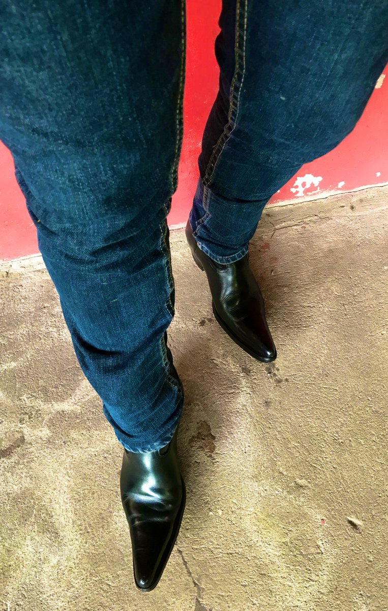 KhirardU_01's tweet photo. Hola vaqueros! 🔥🤠
#cowboyboots #gayfetish #gayinboots #botas #botasvaqueras #cowboy #leather #fetiche #botasnegras #botasvaqueraspicudas #bootedgay #bootedman #cowboyboots https://t.co/DL3ZF6HR4n