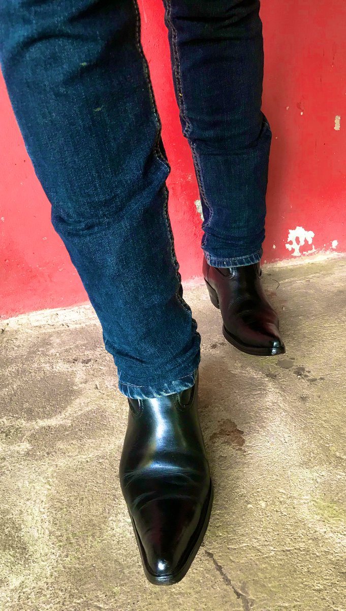 KhirardU_01's tweet photo. Hola vaqueros! 🔥🤠
#cowboyboots #gayfetish #gayinboots #botas #botasvaqueras #cowboy #leather #fetiche #botasnegras #botasvaqueraspicudas #bootedgay #bootedman #cowboyboots https://t.co/DL3ZF6HR4n