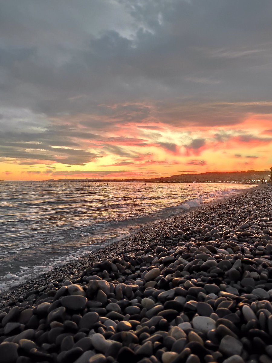 Un weekend qui s'annonce aux couleurs d'#OctobreRose 😍

Prenez soin de vous 🙏

📸 Baie des Anges - <a href="/VilledeNice/">Ville de Nice</a>
©️ <a href="/AnnePestel/">Anne Pestel</a>

#OctobreRose2022 #cancerdusein #explorenicecotedazur #CotedAzurFrance #cielrose #Nice06 <a href="/laliguecancer/">La Ligue contre le cancer</a>