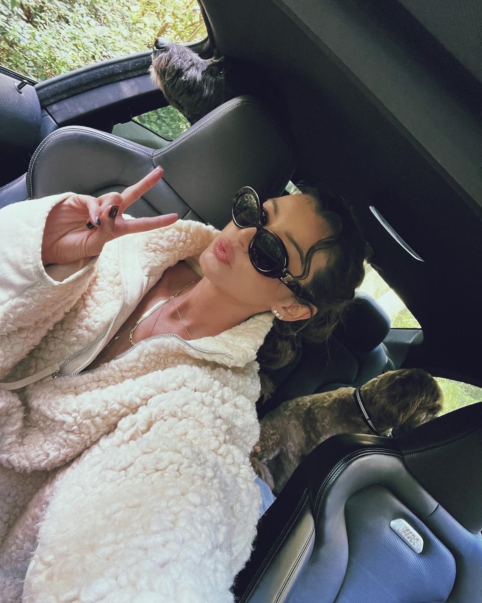 Eleanor via Instagram 🖤 (October 14, 2022) 

“👋🏻🐶🍷👊🏻😎🐕‍🦺”