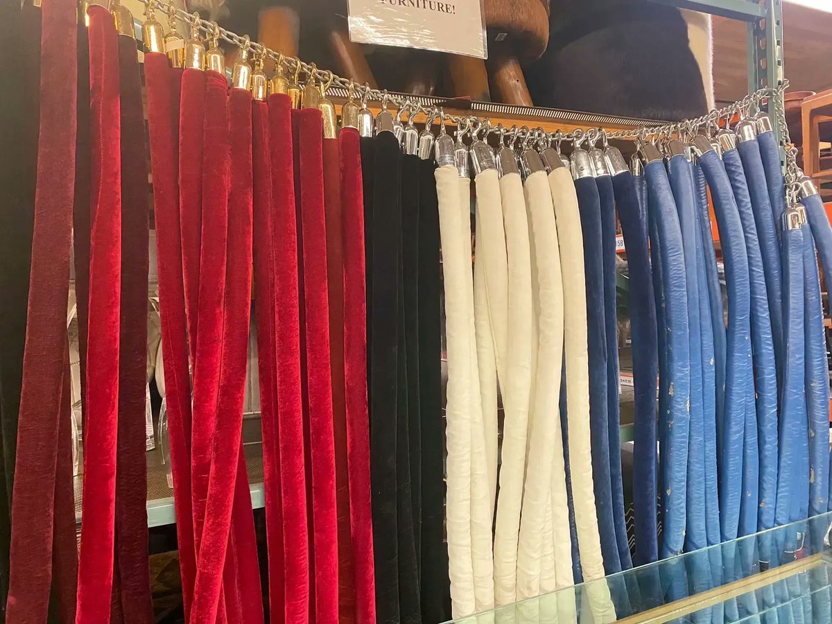 UniStudiosLot's tweet photo. Whether it be a #specialevent or a scene in a #movie, a rope and stanchion is a must for a timeless and classic Hollywood feel!
#onthelot #uniproperty #ropeandstanchion https://t.co/UL1vrg0lvL