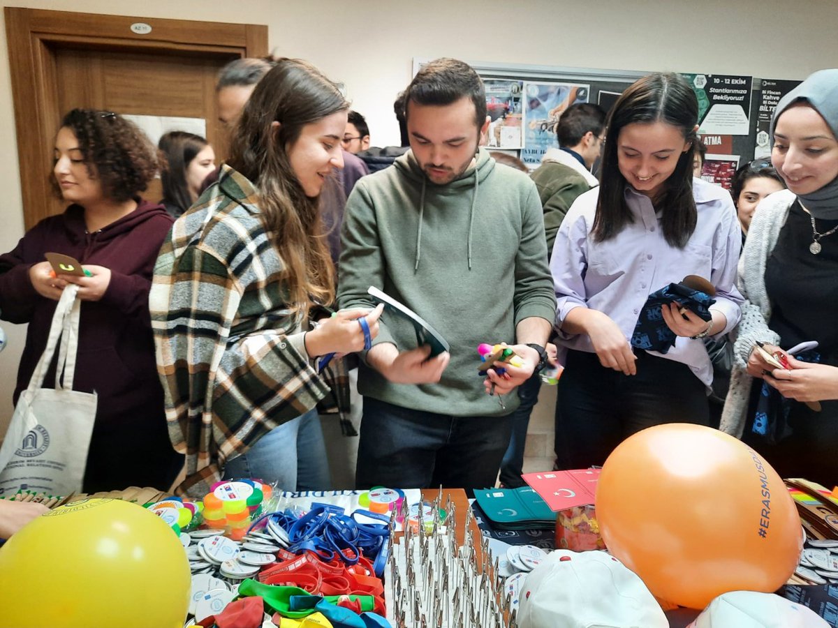 aybuint's tweet photo. #ErasmusDays 2022 ve #timetomove2022 etkinlikleri kapsamında bugün @ybuankara Etlik 15 Temmuz Şehitleri Yerleşkesi'ndeydik🎈 Gün boyunca @ulusalajans ve @eurodesktr Avrupa fırsatlarını aktardığımız tüm öğrenci ve personelimize gösterdikleri yoğun ilgi için çok teşekkür ederiz 💐 https://t.co/AdJ5EcFsFa