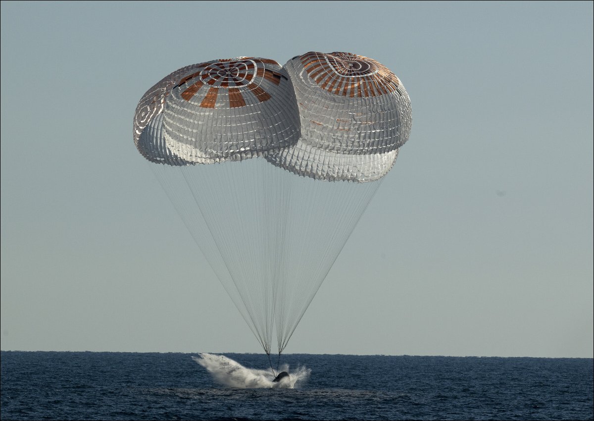 nasahqphoto's tweet image. The @SpaceX Crew Dragon Freedom spacecraft is seen as it returns from space off the coast of Florida with #Crew4 astronauts @astro_kjell, @astro_watkins, @astro_farmerbob, and @AstroSamantha after 170 days aboard @Space_Station! 📷: flic.kr/s/aHBqjAb7MB