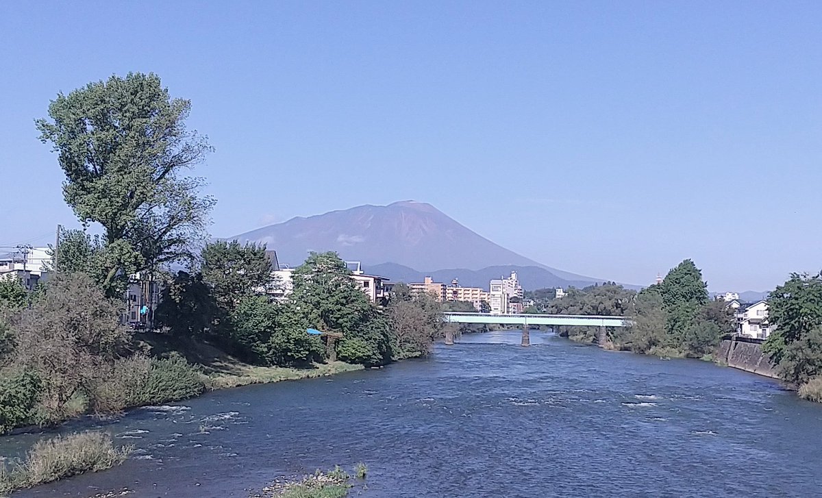 10/15(土)おはようございます
今朝6:00 盛岡市の気温＋13℃
最高予想気温＋20℃
天気は🌂→☁️

ふるさとの山に向かいて

言うことなし

ふるさとの山は

ありがたきかな

                           啄木

#石川啄木
#一握の砂
#岩手山
#夕顔瀬橋

《昨日の岩手山》