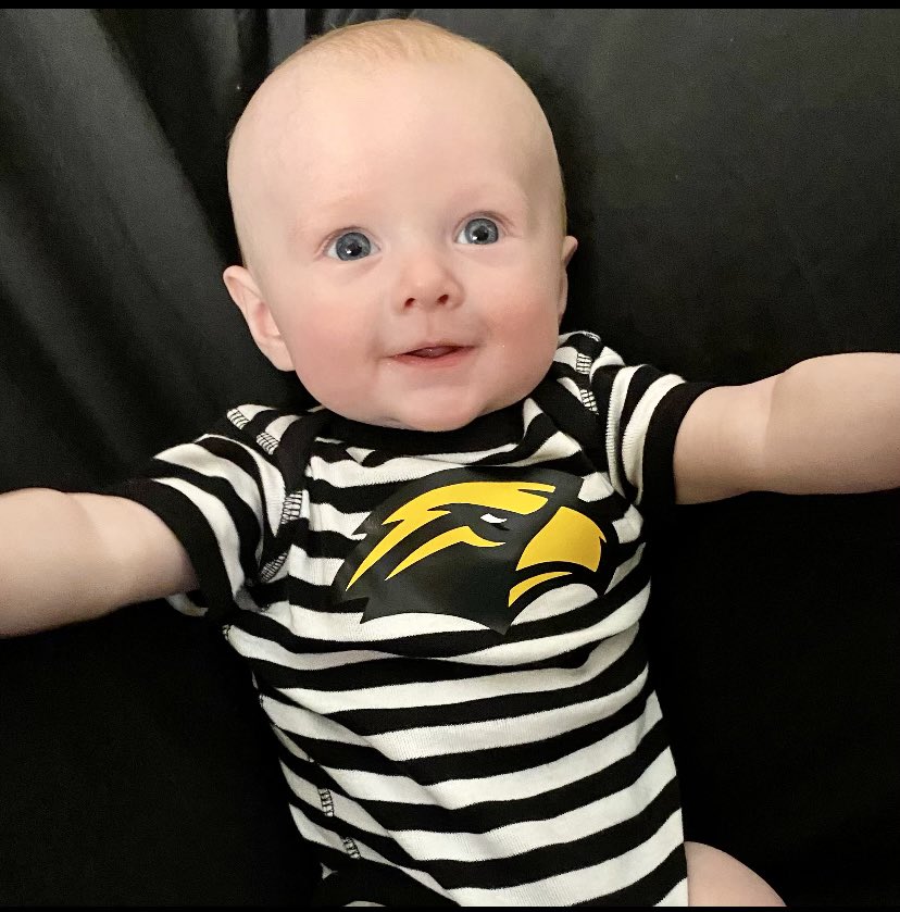 KaylaESteelman's tweet photo. Let’s go Eagles 🦅 #HappyHomecoming #SMTTT #GrowingUpGold #WelcomeToTheHallWay #AlreadyKnowsAdamDoleacSongs #AlwaysEagles 🔝💛🏈 @GregSteelman1 @LibbySteelman @SteelmanGatlin @kaycooper11 https://t.co/5PUYNyKFqf