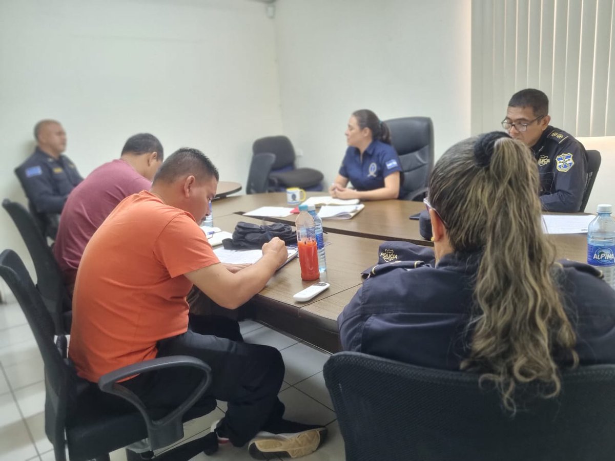 PDDHElSalvador's tweet photo. En representación del #ProcuradorDDHH #ApolonioTobar, la Delegada de @pddhCabanas presidió la reunión de la Mesa Departamental de Diálogo Interinstitucional entre la #PDDH y la @PNCSV, con el propósito de coordinar acciones en beneficio de la población. https://t.co/uWuI6CqmyJ