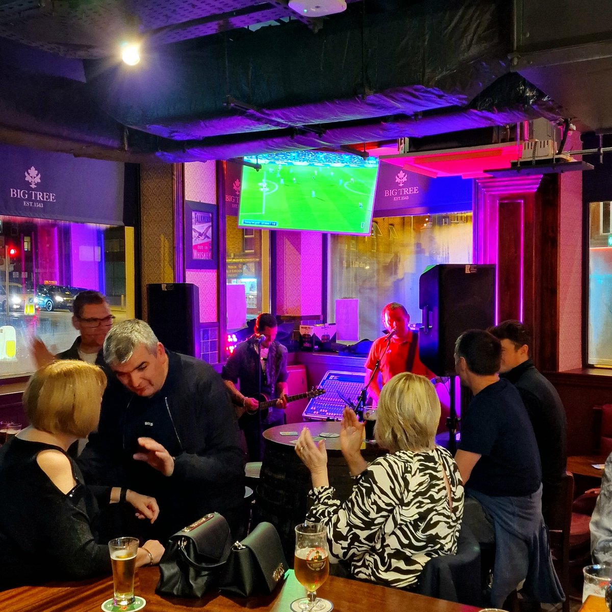 #LiveMusic kicking off here!
Every Friday and Saturday from 9pm with trad sessions every Sunday at 1pm! Join us! 

#Dublin #Pub #Music