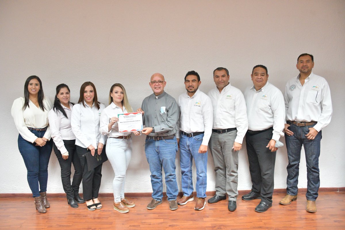 UTnortecoahuila's tweet photo. Para fortalecer Formación Integral hoy el @PadreOctaviano habló sobre Equidad de Género y No Discriminación (ND), en conmemoración al Día Nacional por la Igualdad y ND. El Rector @Oscar_Lopez_E apoyado por el Comité en esta materia, expuso la necesidad de apoyarnos y respetarnos. https://t.co/iZTG1zx85P