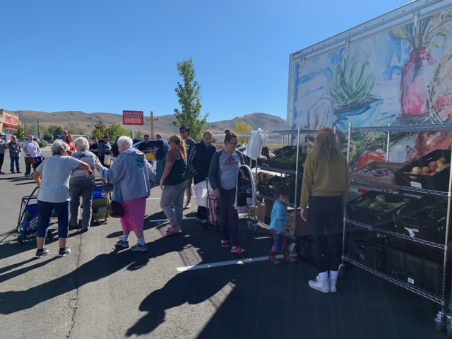 KTVN's tweet photo. The Food Bank of Northern Nevada announces that they are bringing their Produce On Wheels program to two new sites. The program operates out of a new farmer’s market style truck that allows seniors to select their own produce in manageable quantities. https://t.co/5ayfk0Ydo2 https://t.co/ho7hJjl4zp