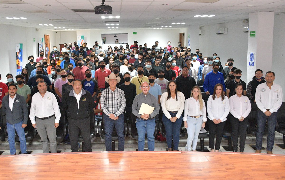 UTnortecoahuila's tweet photo. Para fortalecer Formación Integral hoy el @PadreOctaviano habló sobre Equidad de Género y No Discriminación (ND), en conmemoración al Día Nacional por la Igualdad y ND. El Rector @Oscar_Lopez_E apoyado por el Comité en esta materia, expuso la necesidad de apoyarnos y respetarnos. https://t.co/iZTG1zx85P
