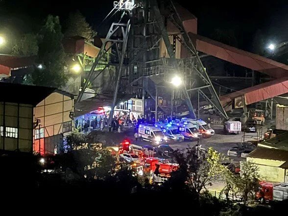 #Bartın #Amasra'da TTK’ya ait maden ocağındaki patlamada, çok sayıda maden işçisi göçük altında kaldı. Hayatını kaybedenlerin sayısı 22'ye yükseldi. Umarız daha fazla can kaybı olmaz. Yaşamını kaybeden işçilerin yakınlarına başsağlığı diliyoruz. Kaza değil, iş cinayeti!