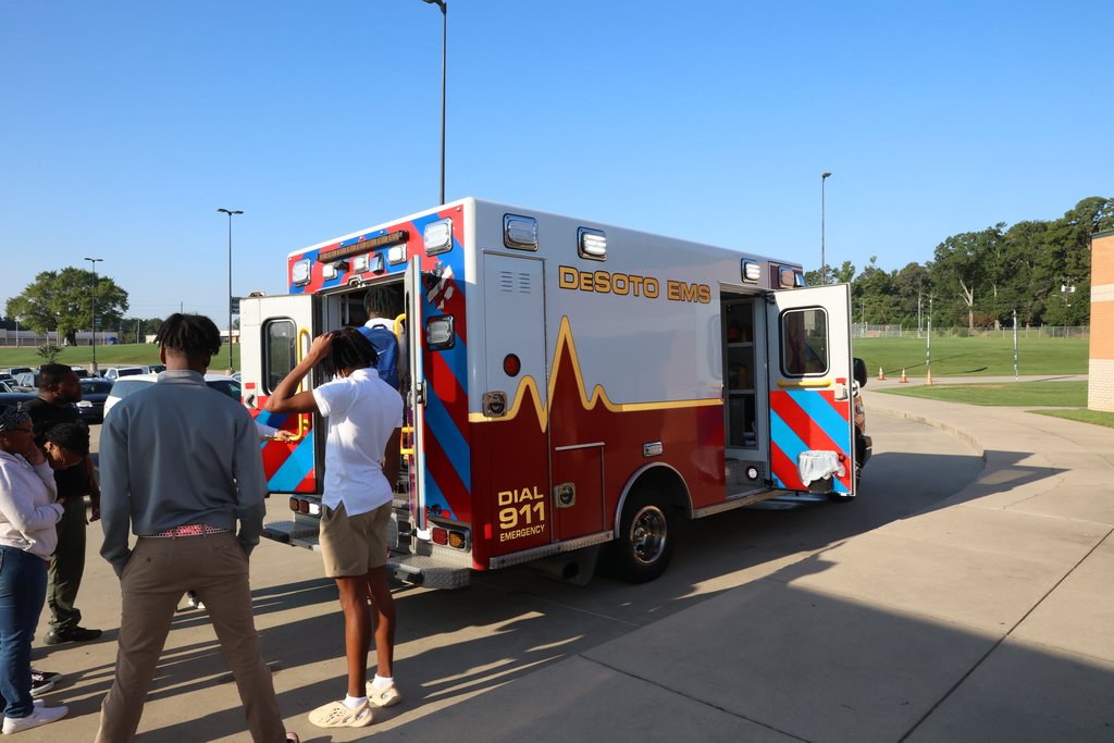 DesotoParish's tweet photo. DeSoto EMS visited the 1st Responder class at MHS and showed them how various pieces of equipment operate in their ambulances. These students got to see how the material Coach Stewart covers is applied in real world environment! #FindYourWayFriday #TheDesotoDifference https://t.co/fOMCXHy2RX