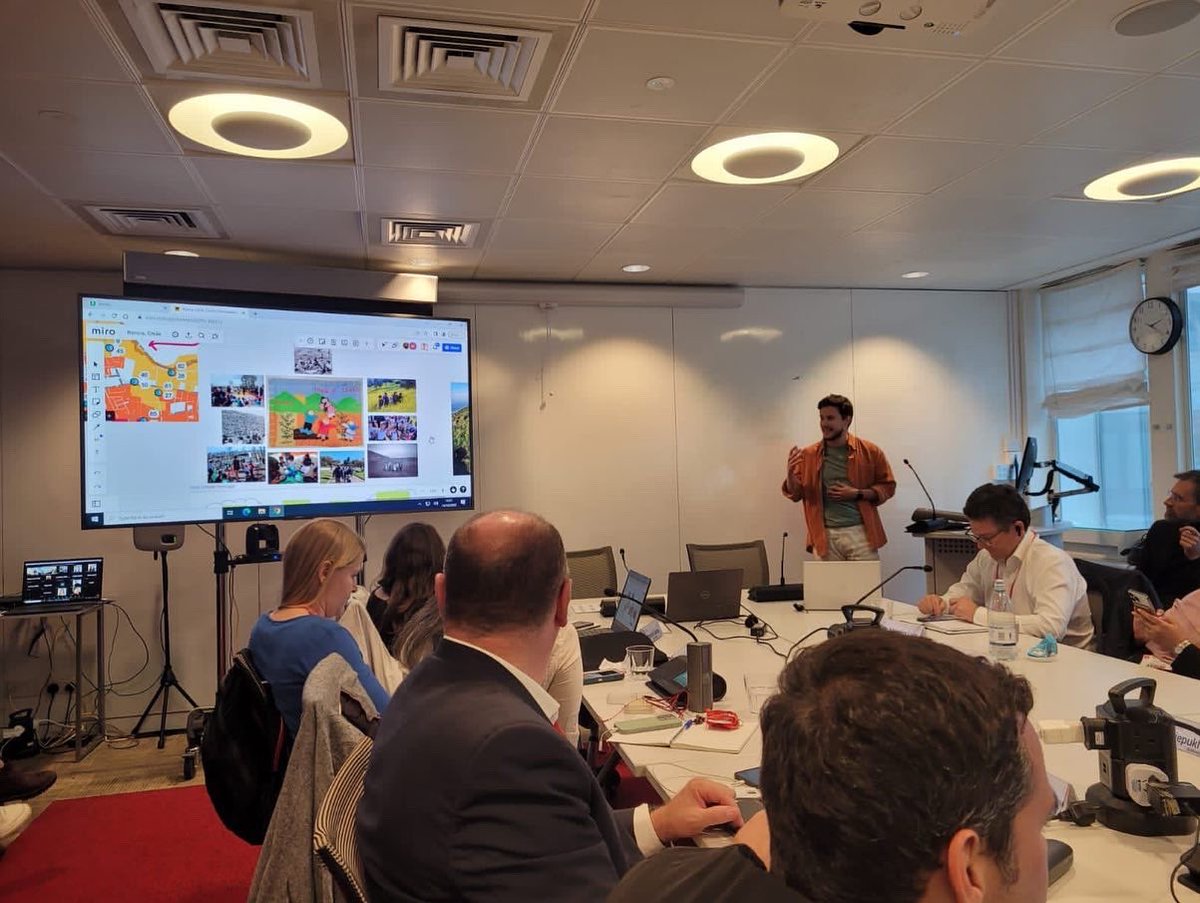 cn_castro's tweet photo. Después de una semana llena de aprendizajes en #Urban95Academy junto a @LSEcities, @BvLFoundation y otras 9 ciudades de todo el mundo 🌎 volvemos a #Renca más comprometid@s que nunca en avanzar hacia una comuna donde la 1ra infancia esté en el centro del desarrollo urbano (1/2)👇🏼 https://t.co/zjXPI3Hrin