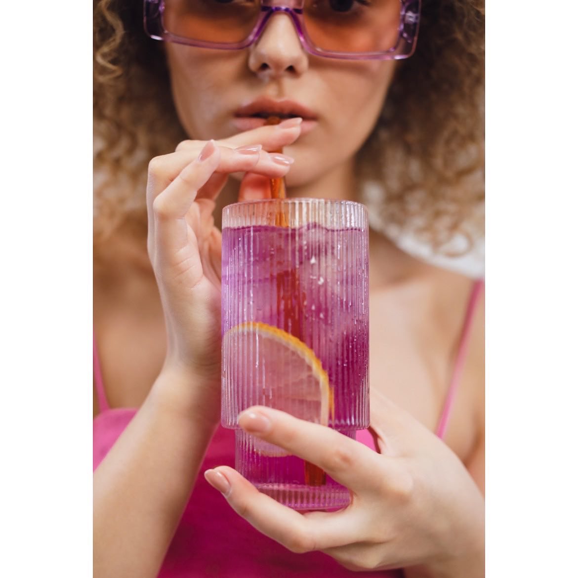 dani_dials's tweet image. The straw is cute, but might not be doing your teeth many favors. See blog: daniellereneebeauty.com/post/myth-abou…

#tipoftheday #beautytips #skintips