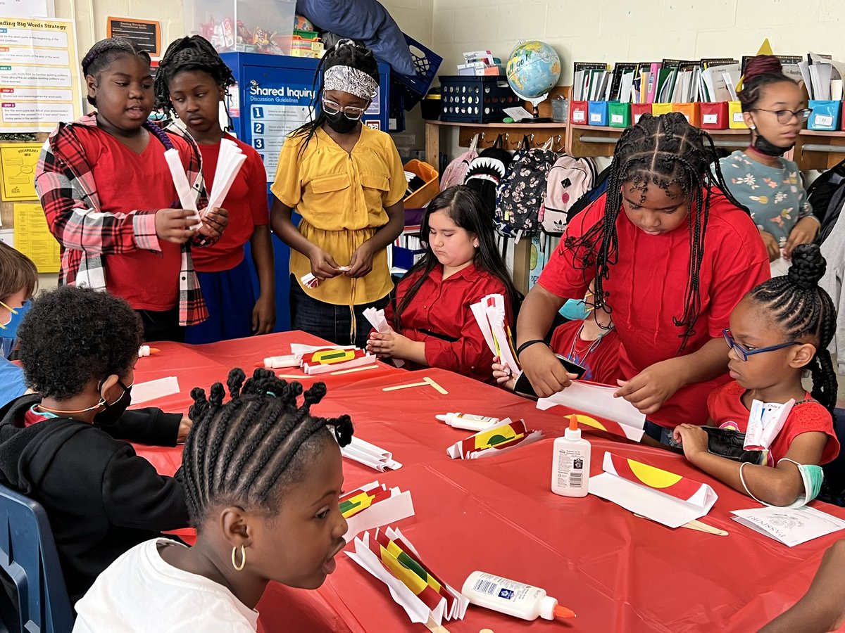 CHES_TAG's tweet photo. Student leaders presenting and facilitating during our annual Hispanic Heritage Experience @capitolheightse
#chesduallanguage #HispanicHeritageMonth #HispanicHeritageMonth2022 #theCHESway #CHESROCKS #CHESexperiences https://t.co/u37ACSt9Ef